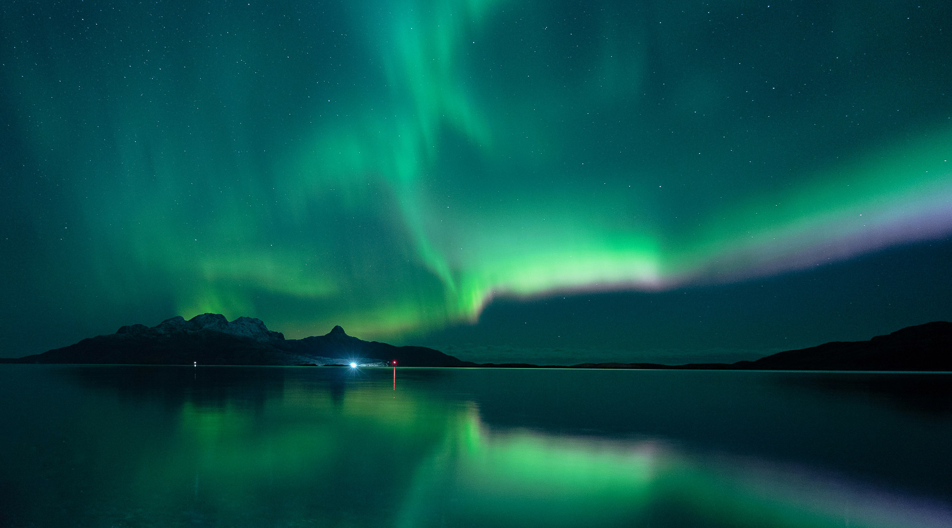 挪威博多 Bodø 上空的極光,倒映在寧靜峽灣海面上